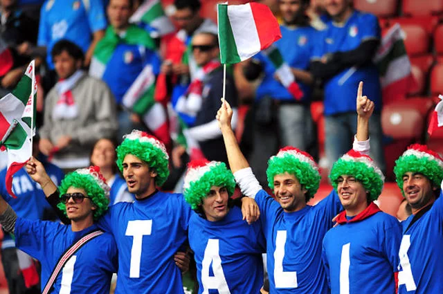 Итальянские футбольные фанаты Итальянские футбольные фанаты